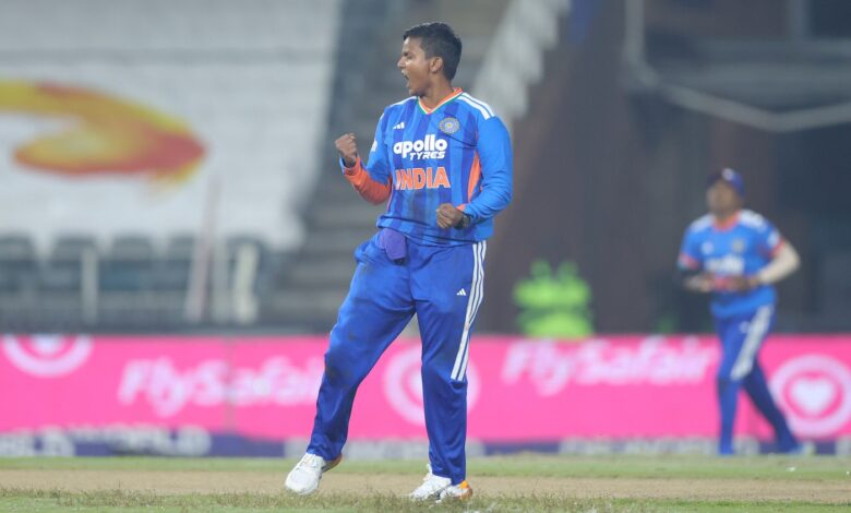 Deepti's maiden T20I five-for downs South Africa